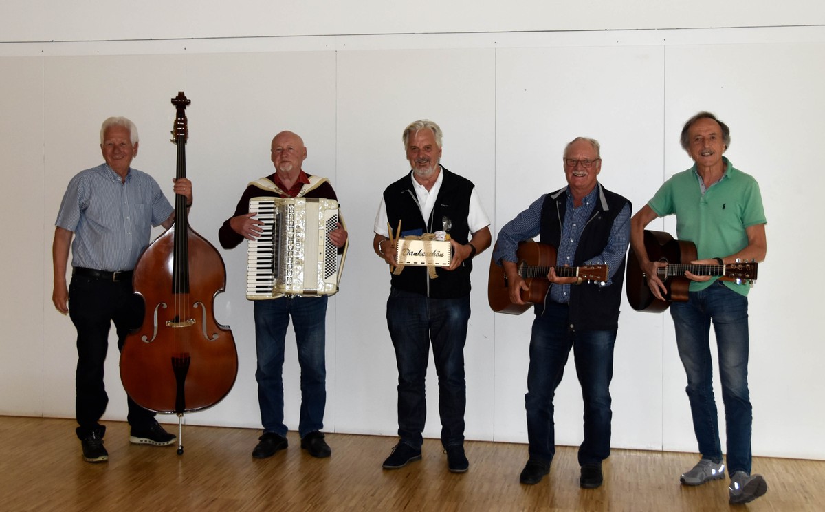V.l.n.r.: Herbert Tschernig, Rudi Ladner, Guntram Sauerwein, Karl Ess und Egon Maier begleiten das Offene Singen seit September 2015 monatlich.